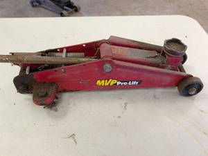 lot 41 image: Pro-Lift MVP Floor Jack - Red Hydraulic Car Jack with Handle