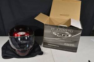lot 142 image: GMAX Platinum Series Motorcycle Helmet - Size 7 - Tint Shield