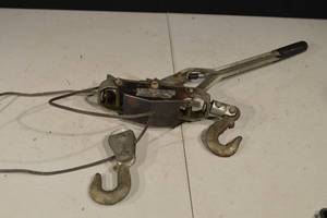 lot 165 image: 2-Ton Cable Puller Come-Along Hand Winch - Dual Hooks