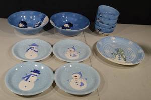 lot 176 image: Northcrest Snowman Dinnerware Set - 2 Large Bowls, 4 Small Bowls, 4 Dessert Plates, 1 Serving Plate