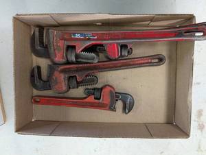 lot 151 image: Heavy-Duty Adjustable Pipe Wrench Set - Red Handles (4-Piece)
