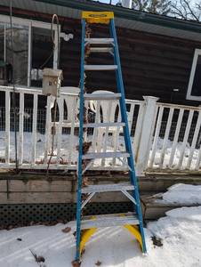 lot 184 image: Werner Blue 4-Step A-Frame Ladder with Yellow Top Cap - Used