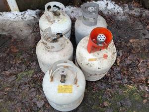 lot 410 image: Lot Of 5 Propane Tanks