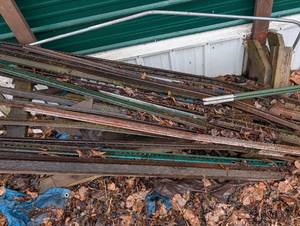 lot 411 image: Lot Of FenceSign Posts