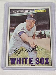 lot 370 image: Hoyt Wilhelm 1967 Topps #422 - Chicago White Sox Vintage Baseball Card
