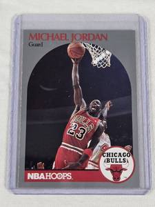 lot 400 image: Michael Jordan 1990 NBA Hoops #65 - Chicago Bulls Basketball Card