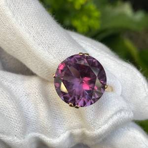 lot 19 image: 9.50 Carat Color-Change Alexandrite Solitaire Vintage Estate Ring in 14k Gold VIDEO