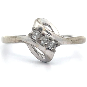 lot 29 image: Natural Diamond Three-Stone Ribbon Ring in White Gold VIDEO