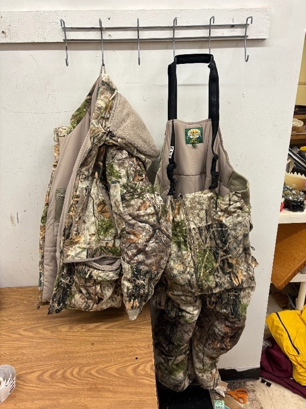 lot 117 image: Cabelas dry plus insulated bibs and jacket.size 3xl