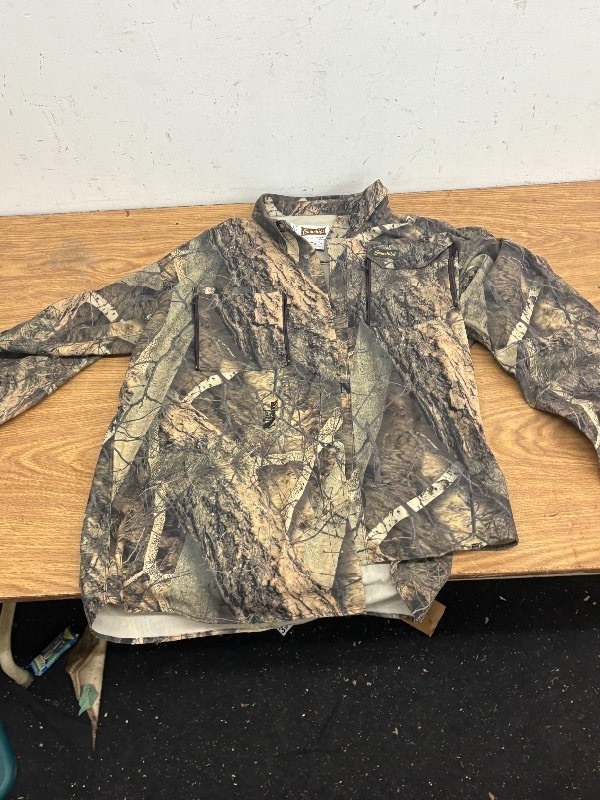 lot 124 image: Gamehide camo button up