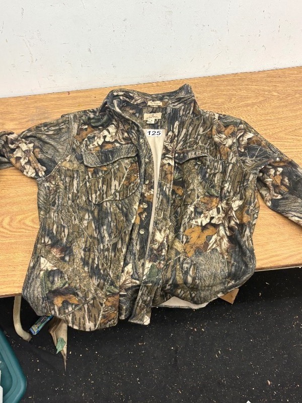 lot 125 image: Browning camo button up