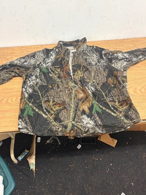 lot 127 image: gamehide camo button up size 3XL