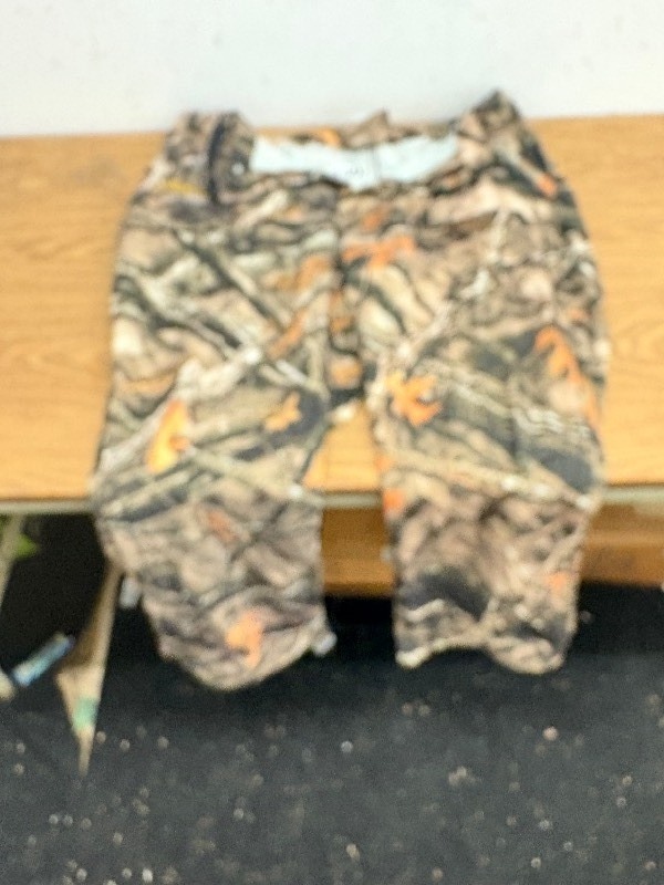 lot 130 image: Gamehide camo hunting pants