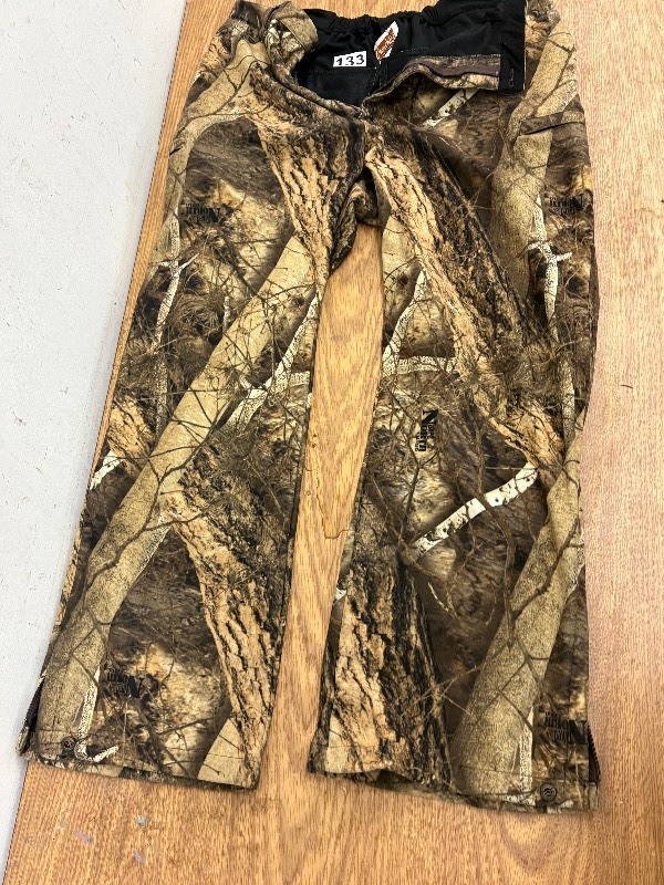 lot 133 image: Gamehide camo hunting pants