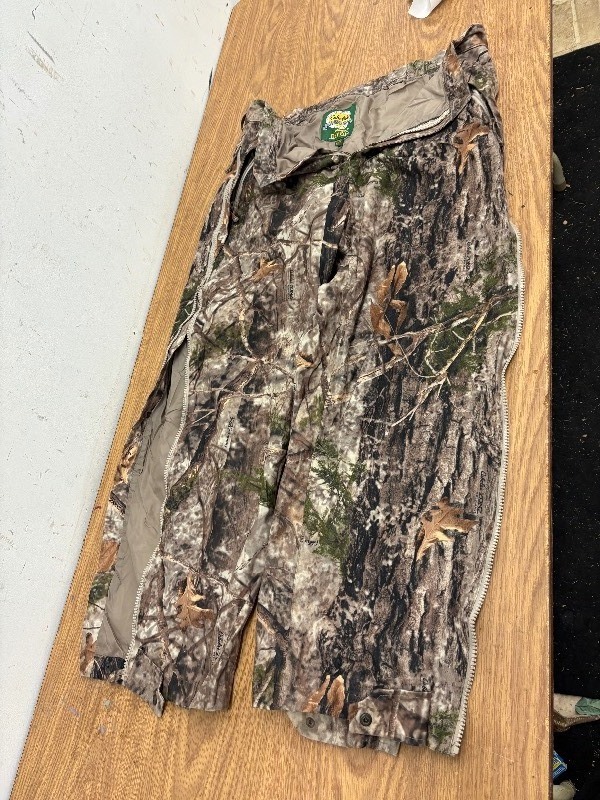 lot 137 image: Cabelas dry plus camo hunting pants size XL