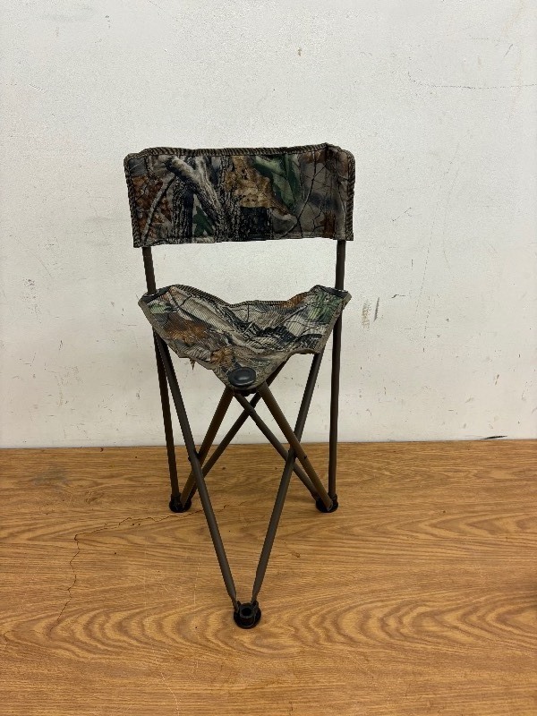 lot 138 image: Mobile hunting blind trifold chair.