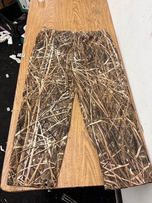 lot 147 image: Camo hunting pants size 2xl