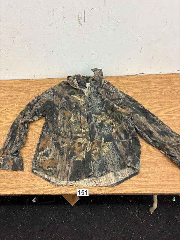 lot 151 image: Mossy oak camo button up size large