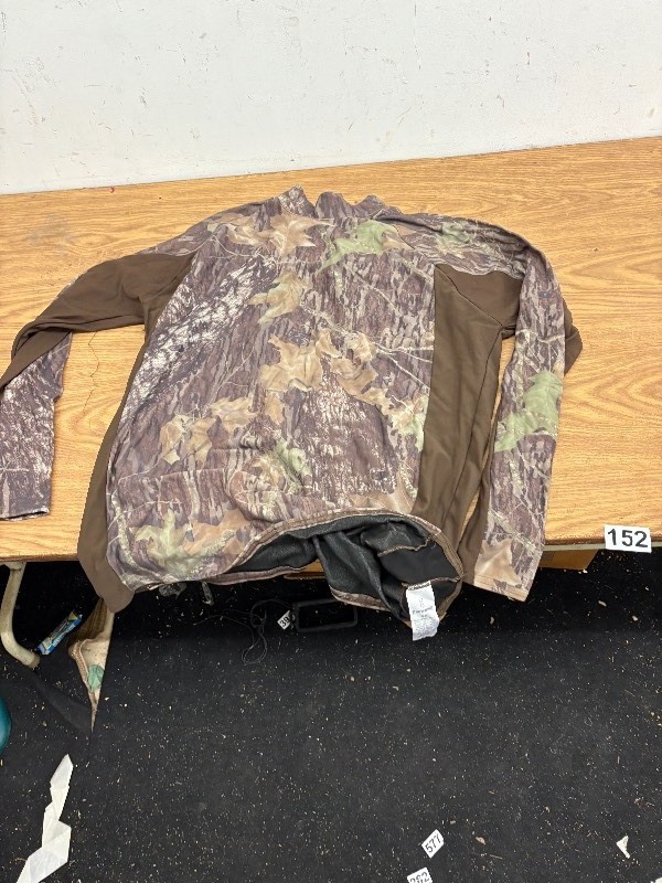 lot 152 image: Browning camo pullover fleece