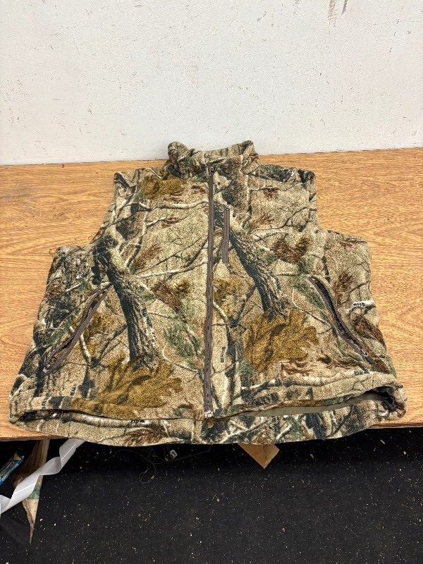 lot 160 image: Cabelas camo vest size 2xl