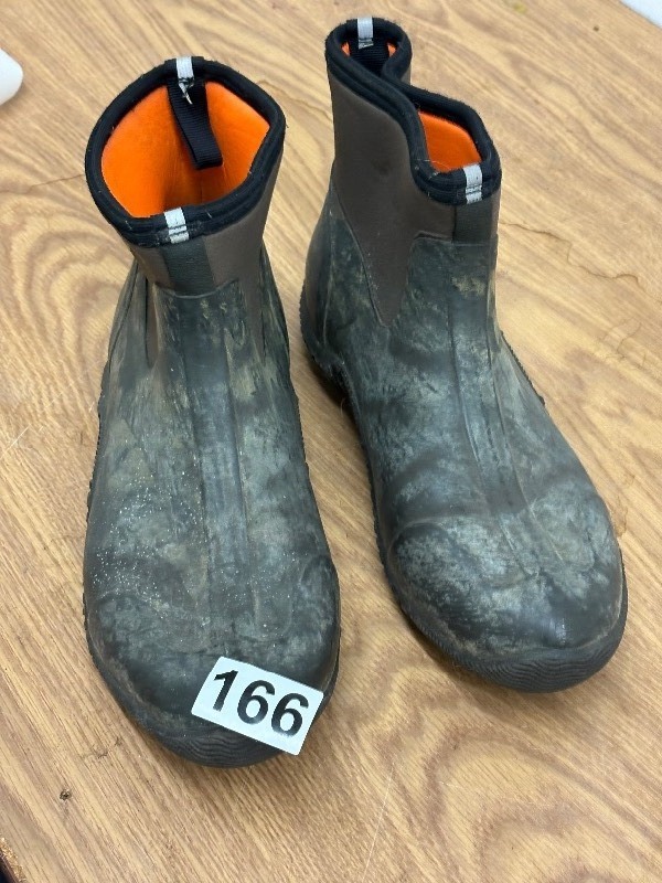 lot 166 image: Muck waterproof ankle boots