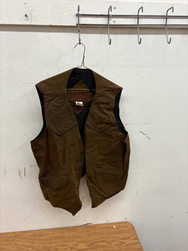 lot 173 image: Outback Trading co vest  size XL