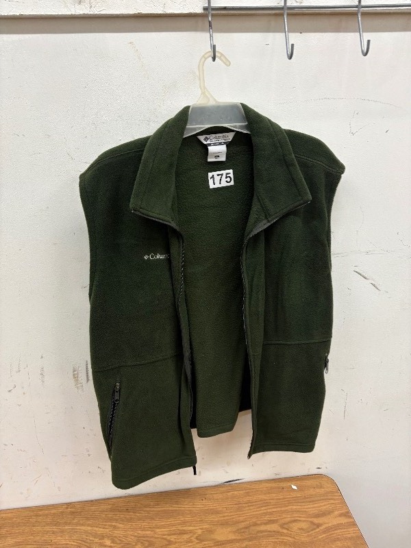 lot 175 image: Columbia vest size XL
