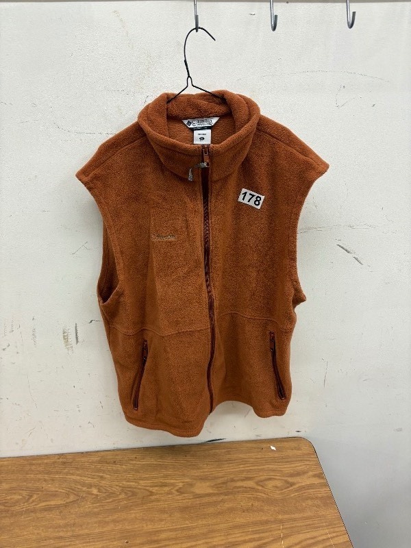 lot 178 image: Columbia vest size XL