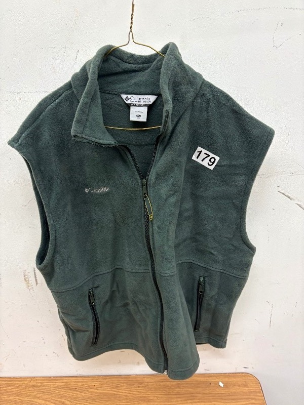 lot 179 image: Columbia vest size XL