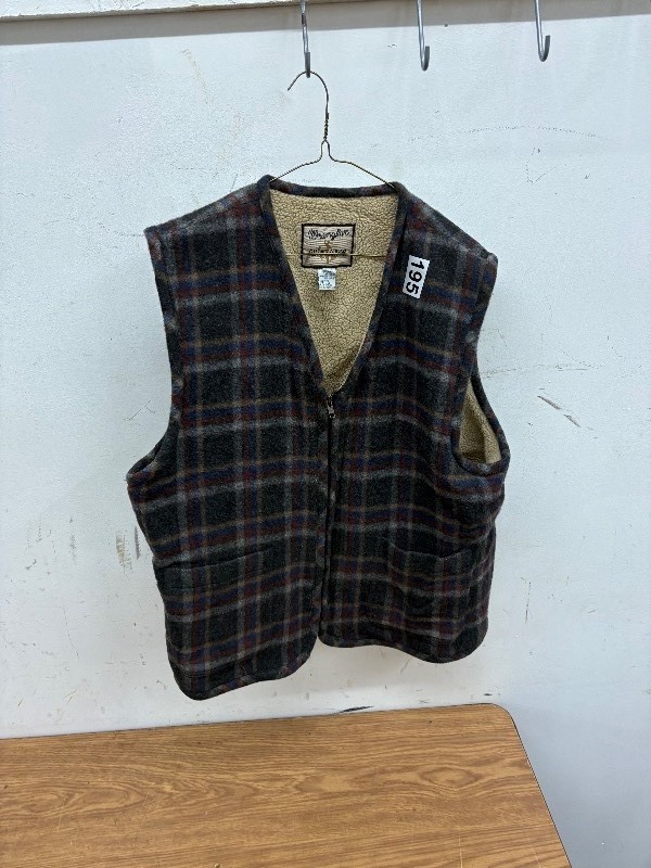 lot 195 image: Wrangler Outwear size 2XL vest