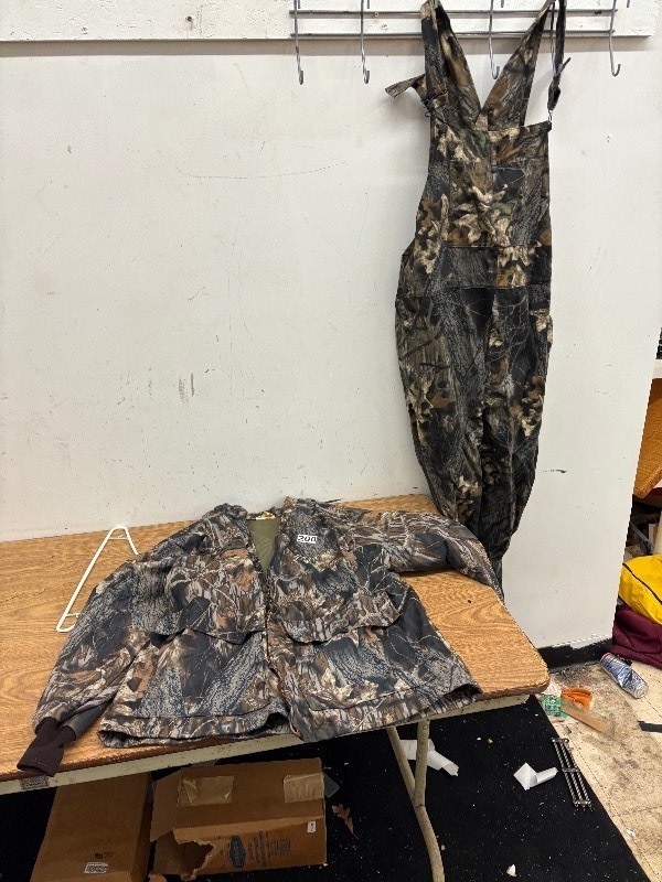 lot 200 image: 2XL camo jacket and bibs