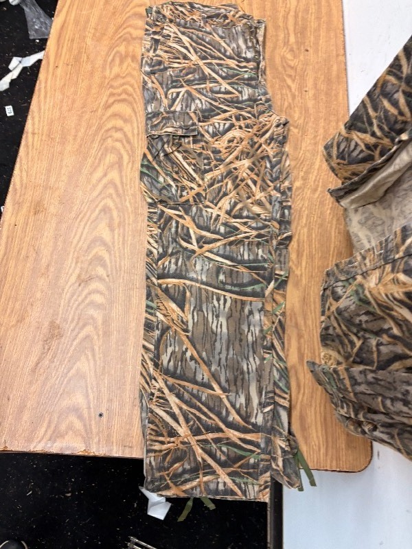lot 203 image: Camo pants and top size large