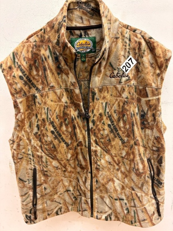 lot 207 image: Cabelas camo vest size L