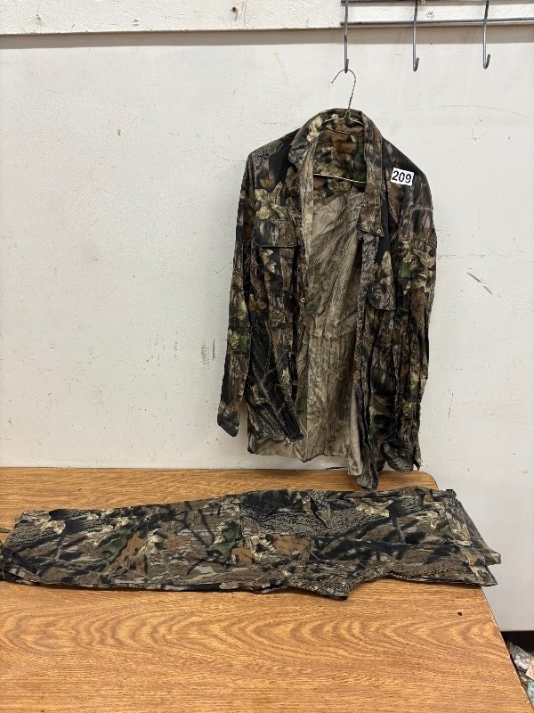 lot 209 image: Camo set size XL