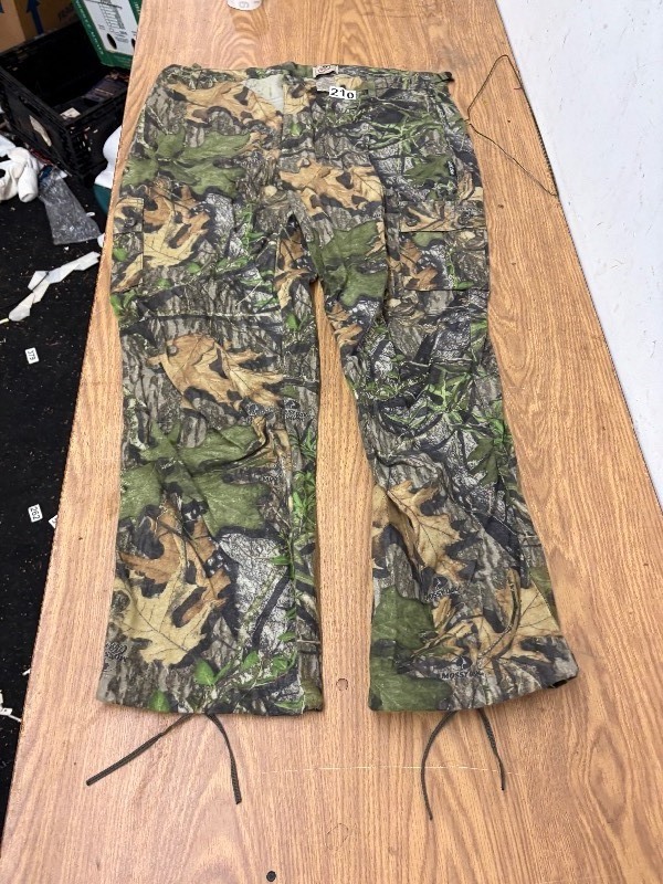 lot 210 image: Mossy Oak camo leafy pants size XL