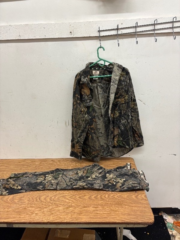 lot 212 image: Mossy Oak camo jacket and pants size XL