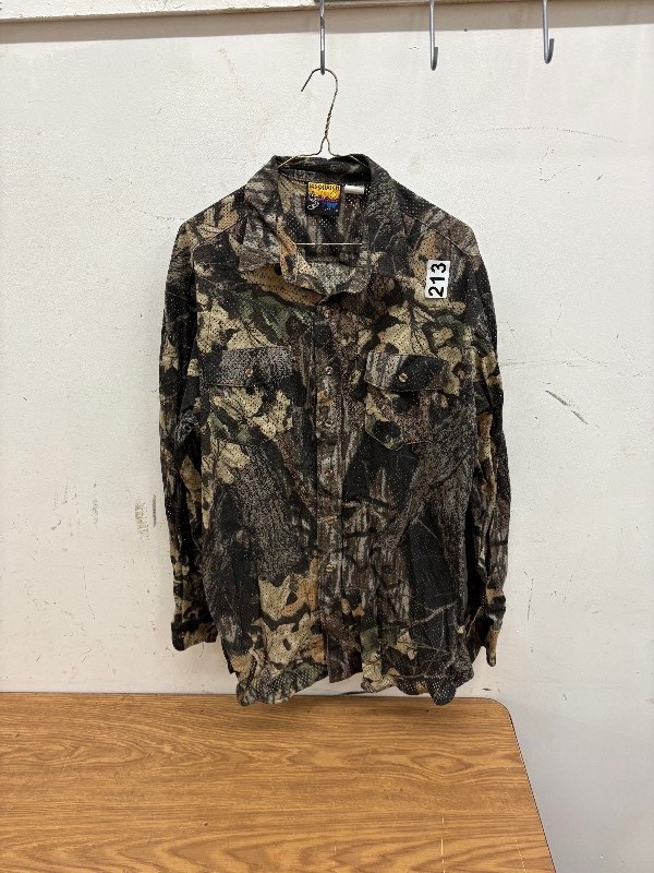 lot 213 image: Camo mesh jacket by Sasquatc size XL