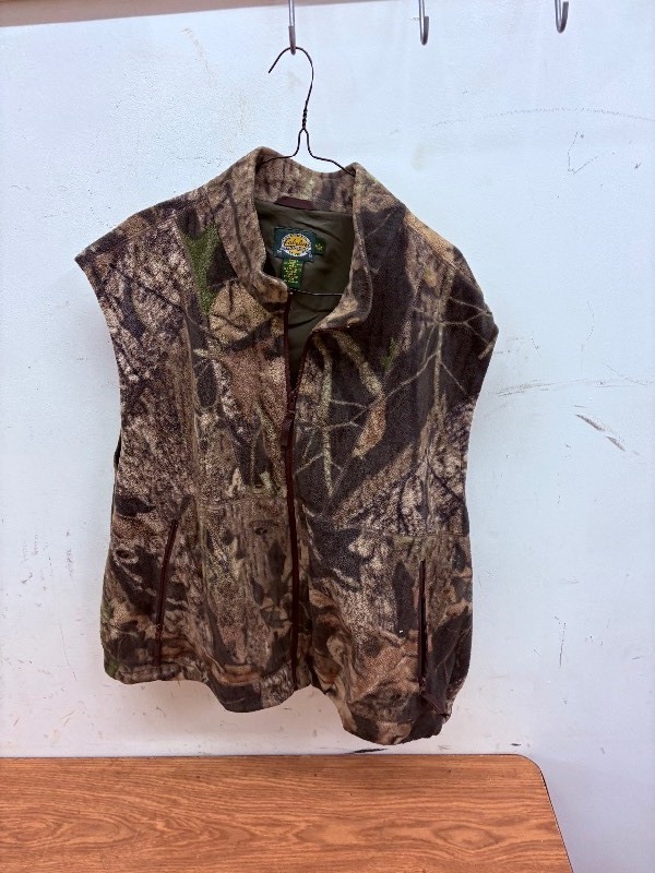 lot 215 image: Cabelas camo vest size 2XL