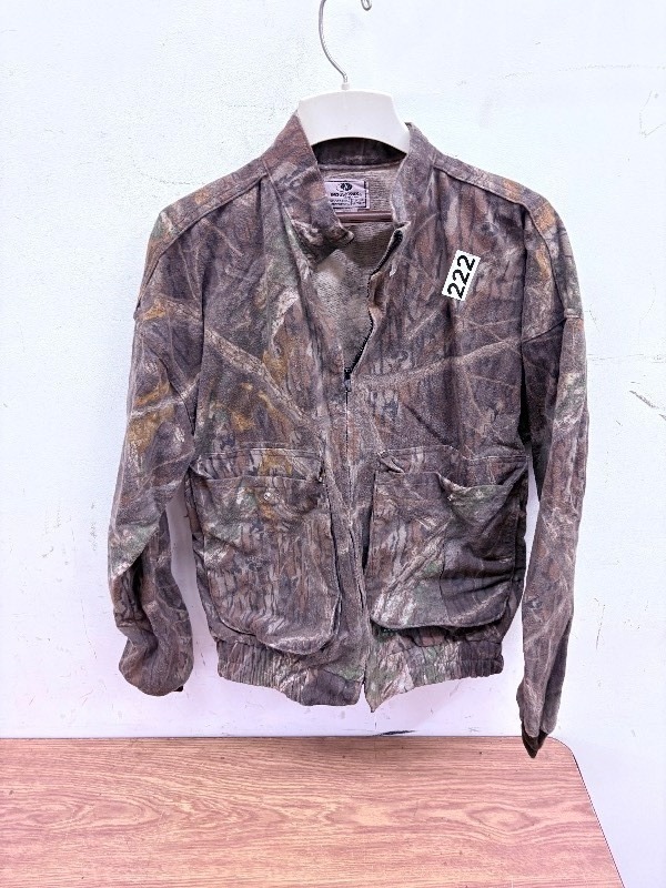 lot 222 image: Mossy oak cotton camo zip up size large