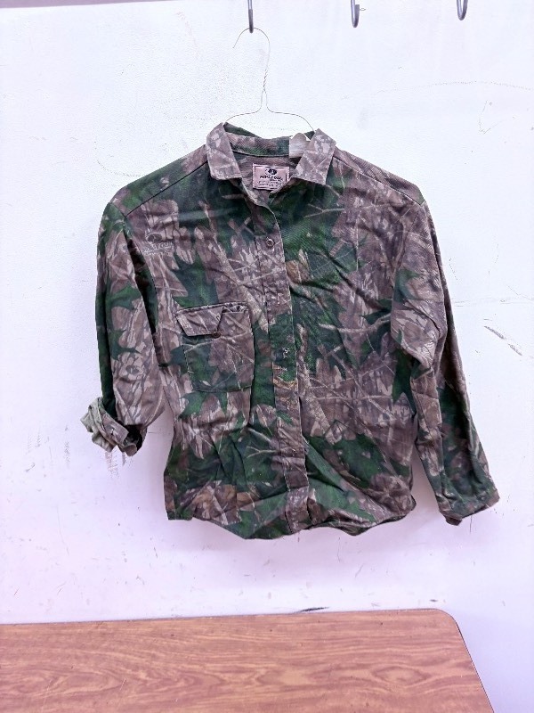 lot 223 image: Mossy Oak button up size medium