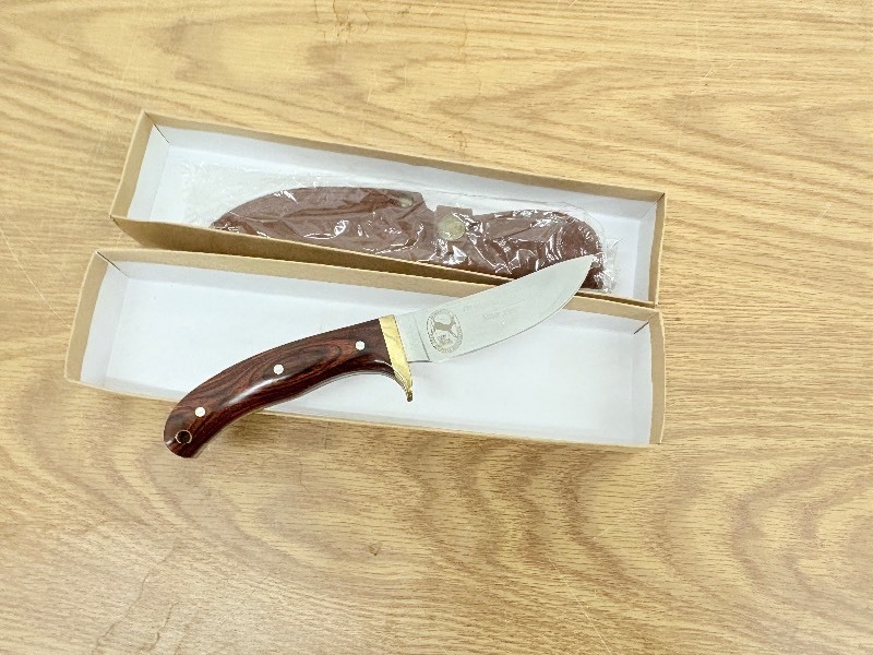 lot 257 image: MN deer hunters associations fixed blade and sheath