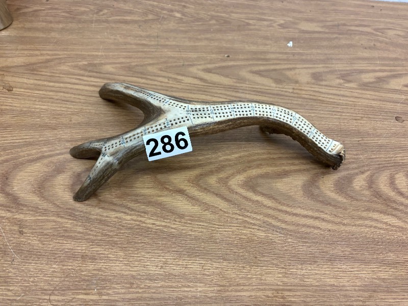 lot 286 image: Deer antler cribbage board
