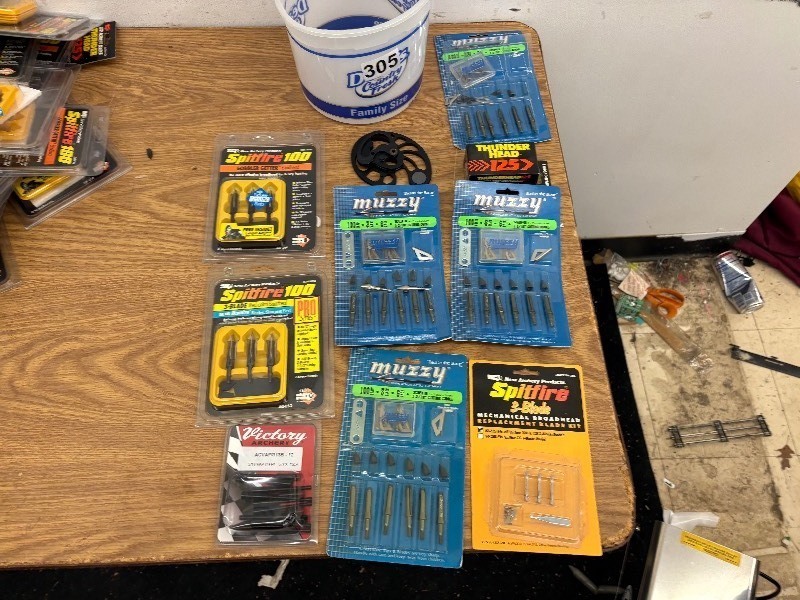 lot 305 image: Assorted Archery Broadheads & Points  Muzzy, Spitfire, Thunderhead, Victory Archery