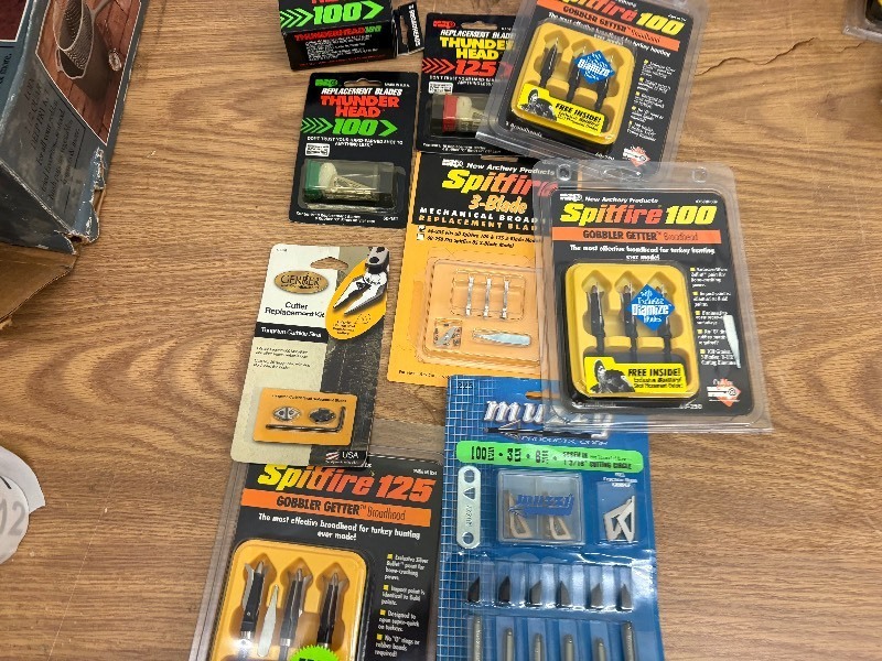 lot 306 image: Mixed Archery Broadheads, Replacement Blades & Points  Multiple Brands