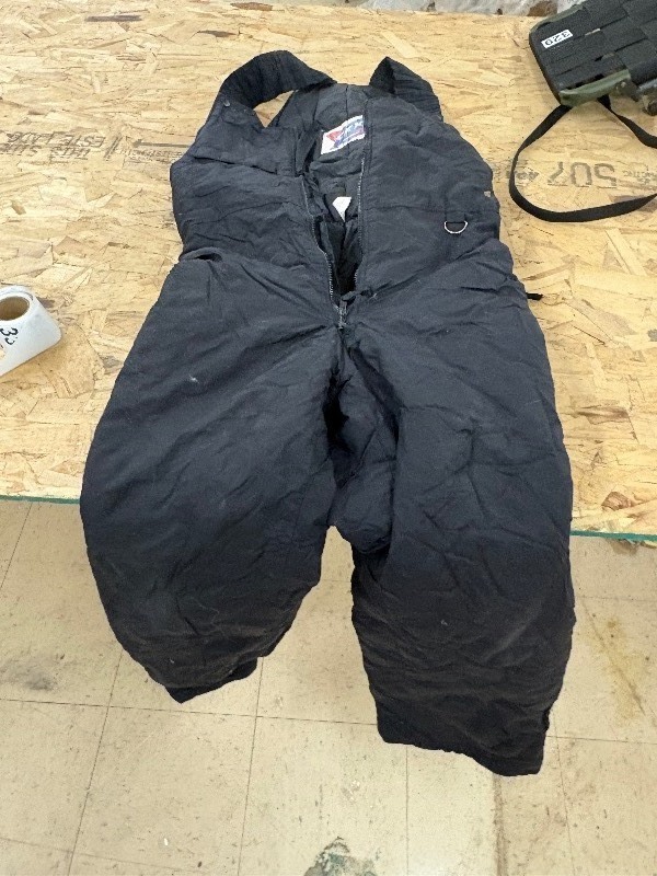 lot 330 image: Adult snow pants