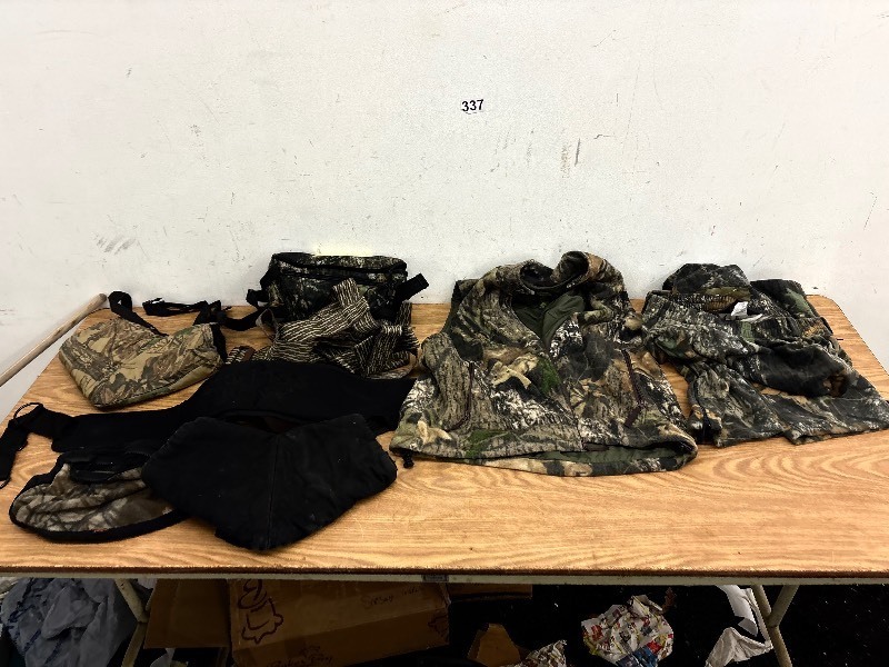 lot 337 image: Camo pants top pajamas  set