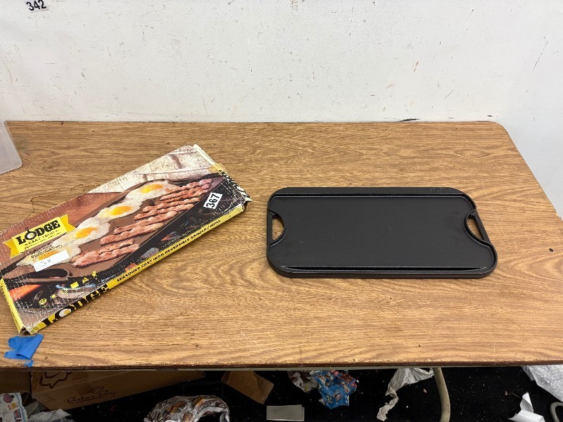 lot 361 image: Lodge cast iron griddle - new in Box