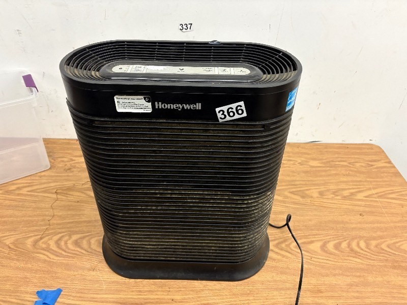 lot 366 image: Air purifier