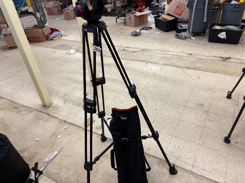 lot 369 image: High end camera Tripod with travel case