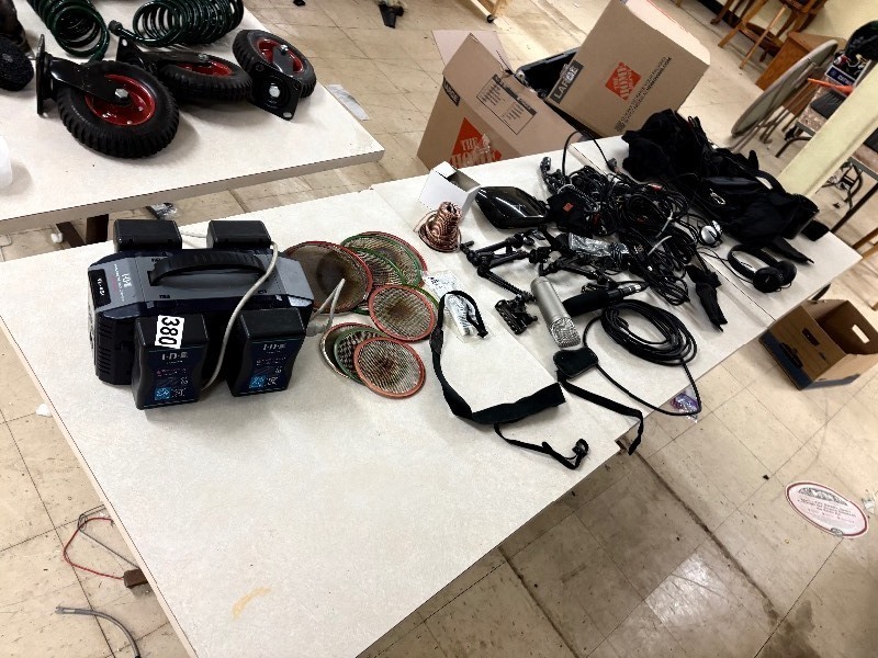 lot 380 image: Recharchable battery pack stand w5 batteries and random cordstech